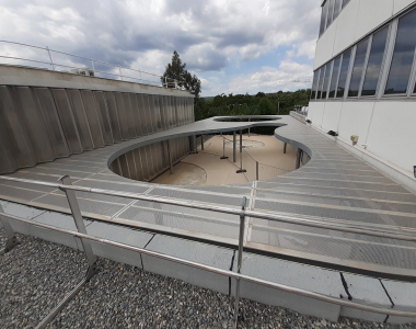 AUVENT CHARPENTE MÉTALLIQUE AVEC TÔLES PERFORÉES ALUMINIUM