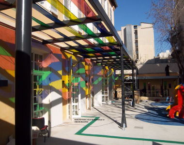 Installation auvent verre coloré crèche Marseille