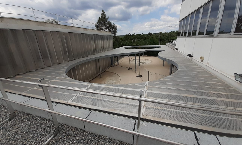 AUVENT CHARPENTE MÉTALLIQUE AVEC TÔLES PERFORÉES ALUMINIUM