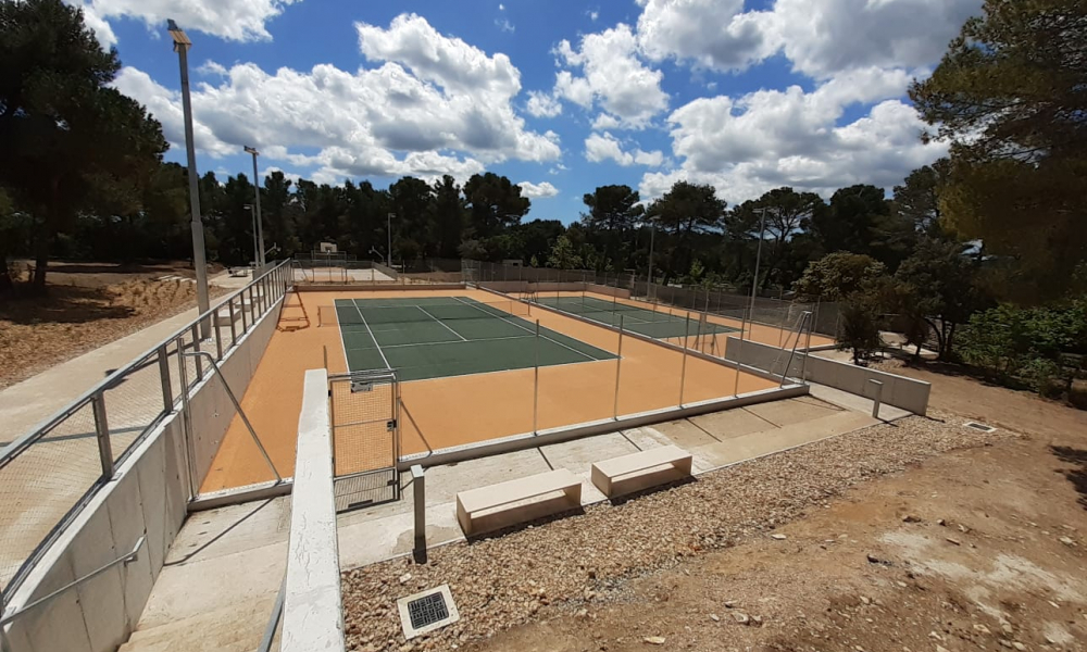 Création d'un plateau sportif et d'un tennis couvert a Saint marc de Jaumegarde ( 13 ) livré en 2020 - Travaux de serrurerie