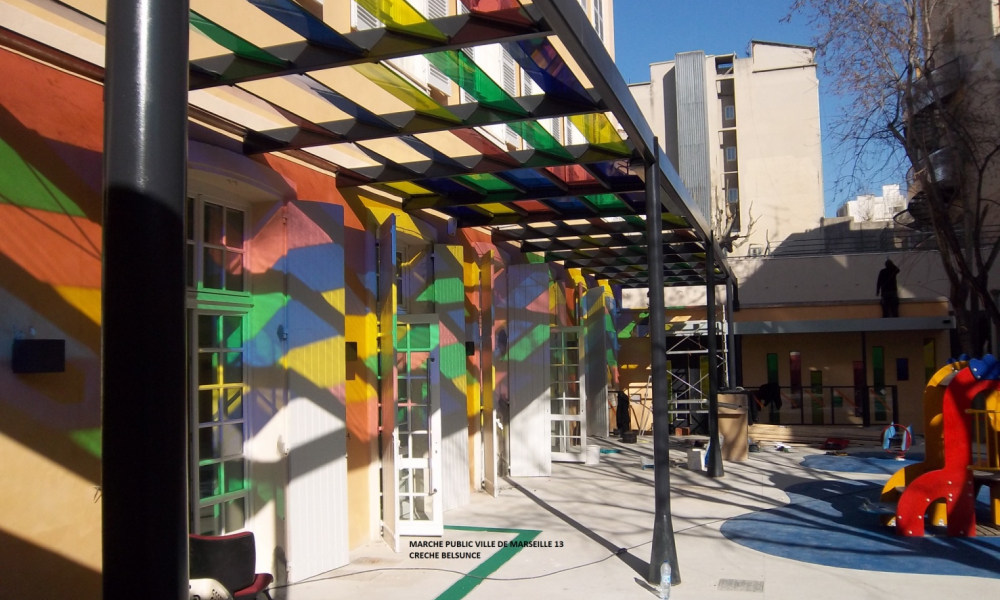 Installation auvent verre coloré crèche Marseille